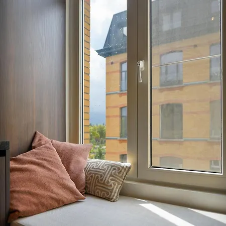 Classy 1Br Apartment Overlooking A Beautiful Park *